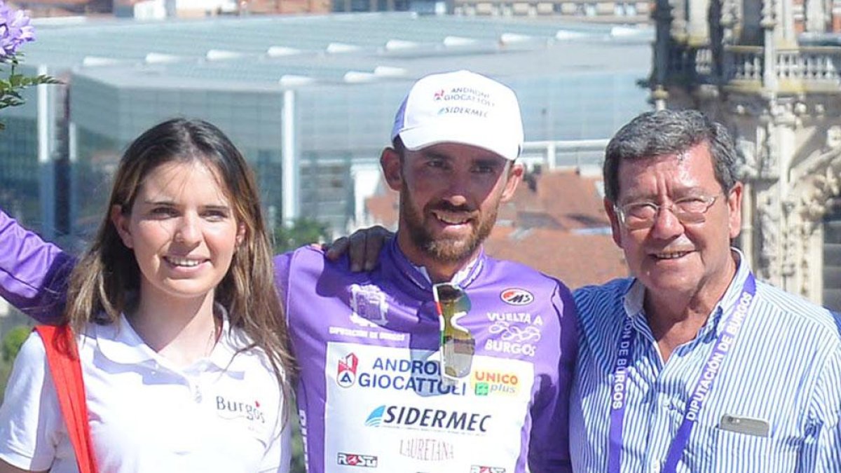 Francesco Gavazzi con el maillot morado de líder de la general.-ISRAEL L. MURILLO