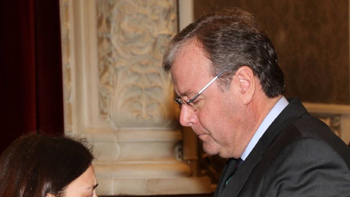 El consejero de Fomento, Antonio Silván, da el pésame a la viuda de José María Hernández, María Antonia Pardo, en la capilla ardiente-Ical