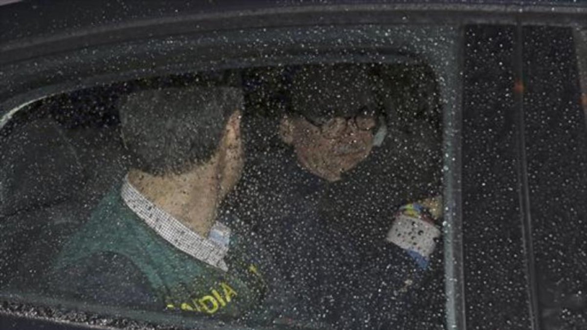 El expresidente de Banesto, Mario Conde, trasladado en un coche de la Guardia Civil.-EFE / J. J. GUILLÉN