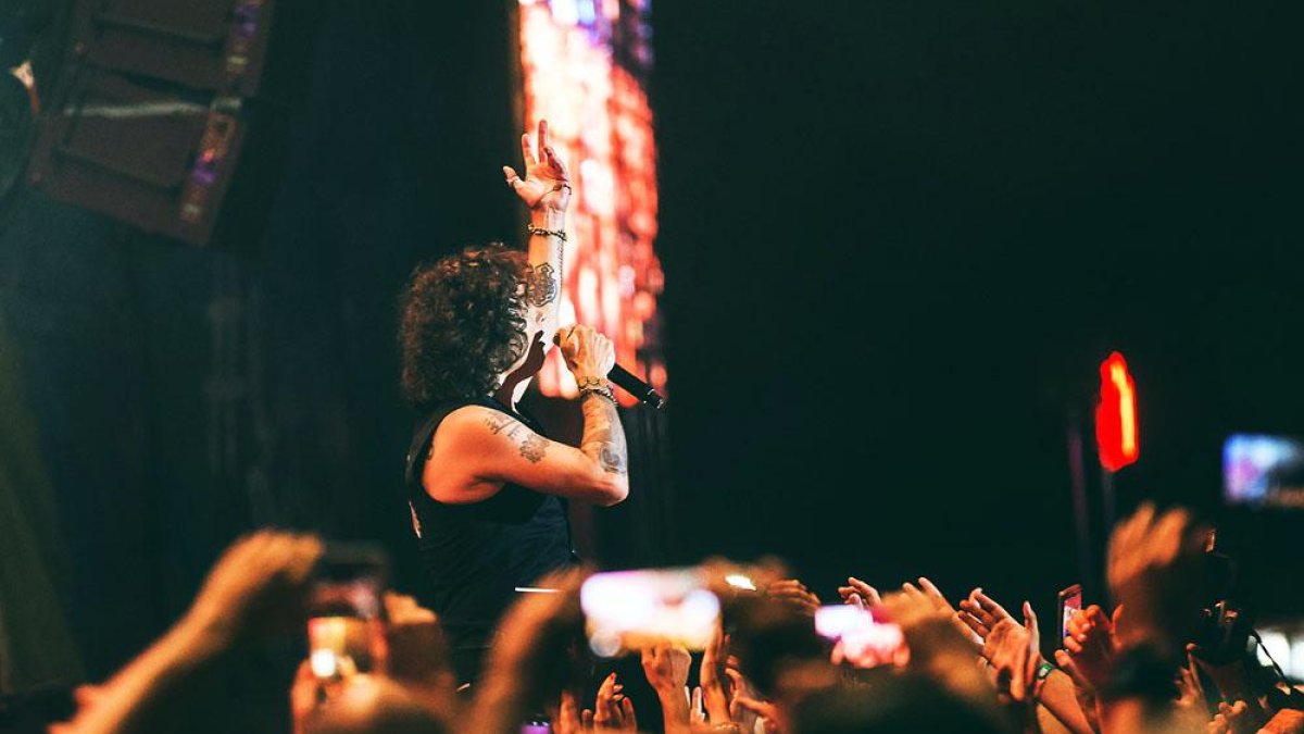 Bunbury desplegó todo un espectáculo en el escenario y se acercó mucho al público.-Diego Santamaría-Sonorama Ribera