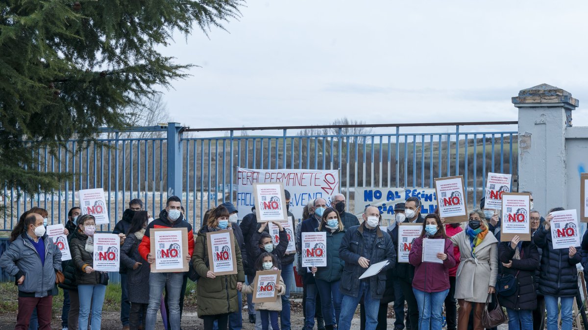 Varios vecinos protestan contra la ubicación del recinto ferial definitivo en su barrio. SANTI OTERO