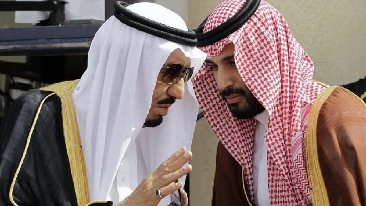 El rey Salman bin Abdulaziz con su hijo, el príncipe heredero, Mohammad bin Salman en Riad-AP