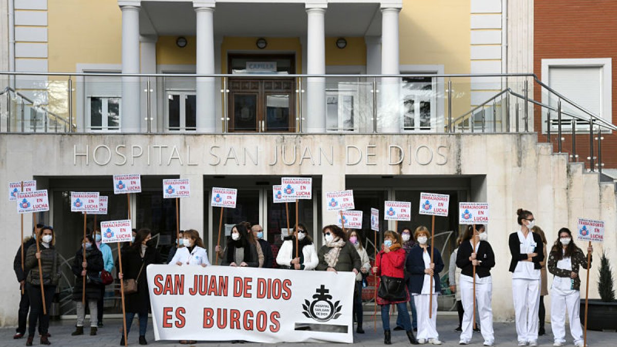 Primera protesta de la plantilla a las puertas del hospital. ICAL