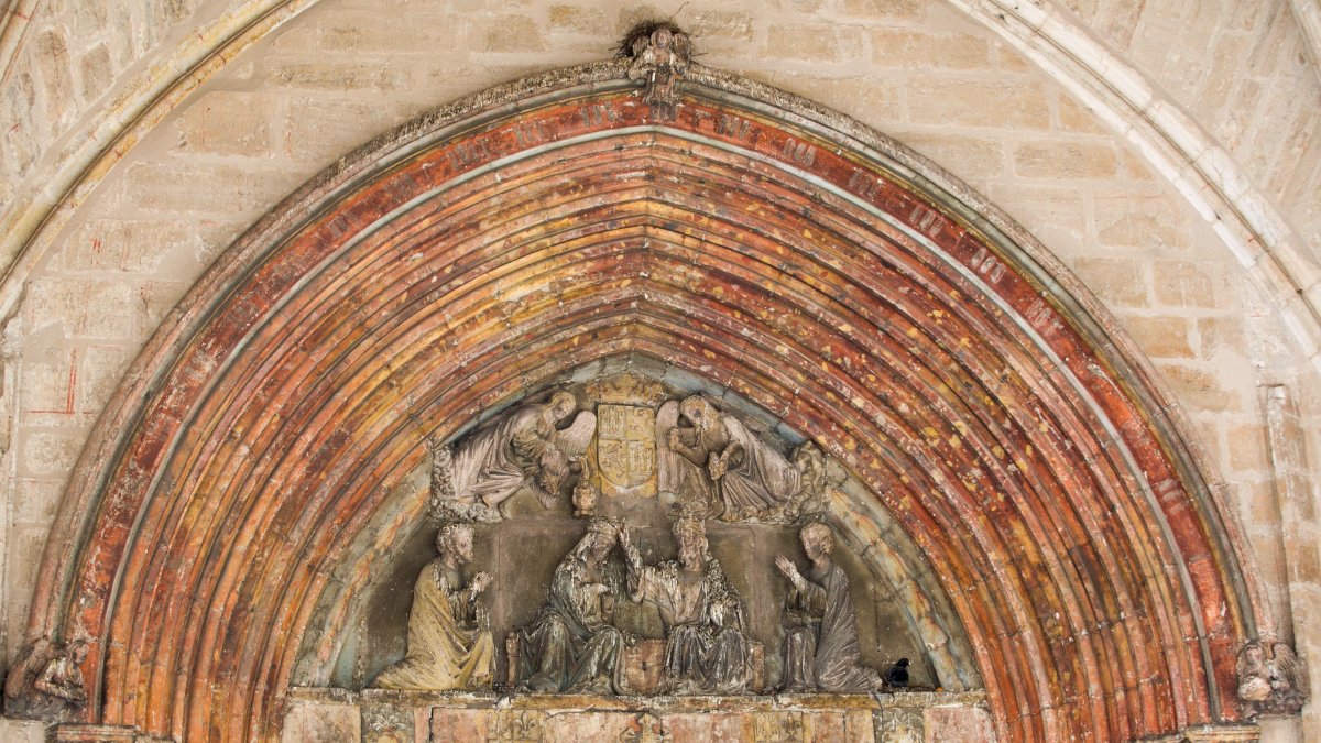 Estado actual de la portada de la Real y Antigua de Gamonal. TOMÁS ALONSO