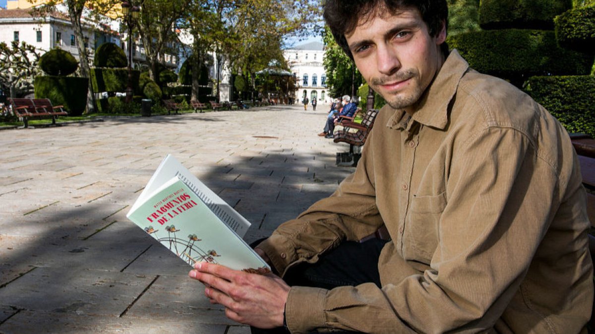 Mateo Martínez Martija posa en el Paseo del Espolón con un ejemplar de ‘Fragmentos de la feria’, su ópera prima y el comienzo de una prometedora carrera literaria. TOMÁS ALONSO