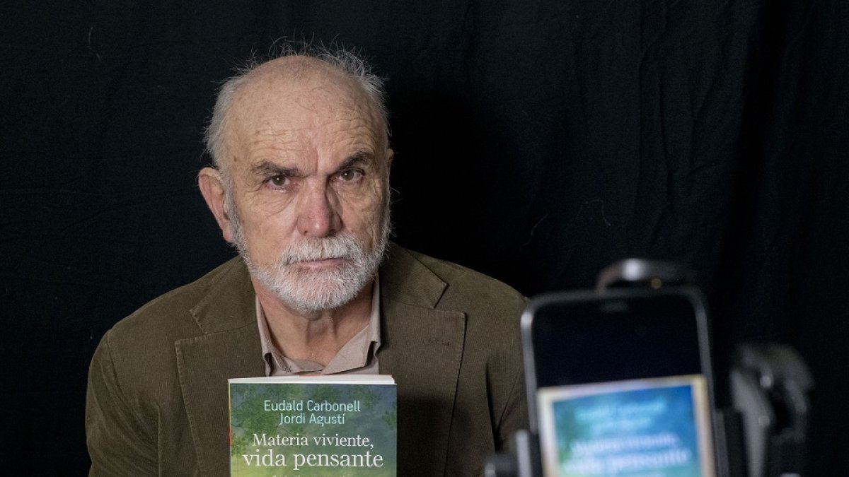 El arqueólogo y codirector del yacimiento de Atapuerca, Eudald Carbonell, con su nuevo libro. ICAL