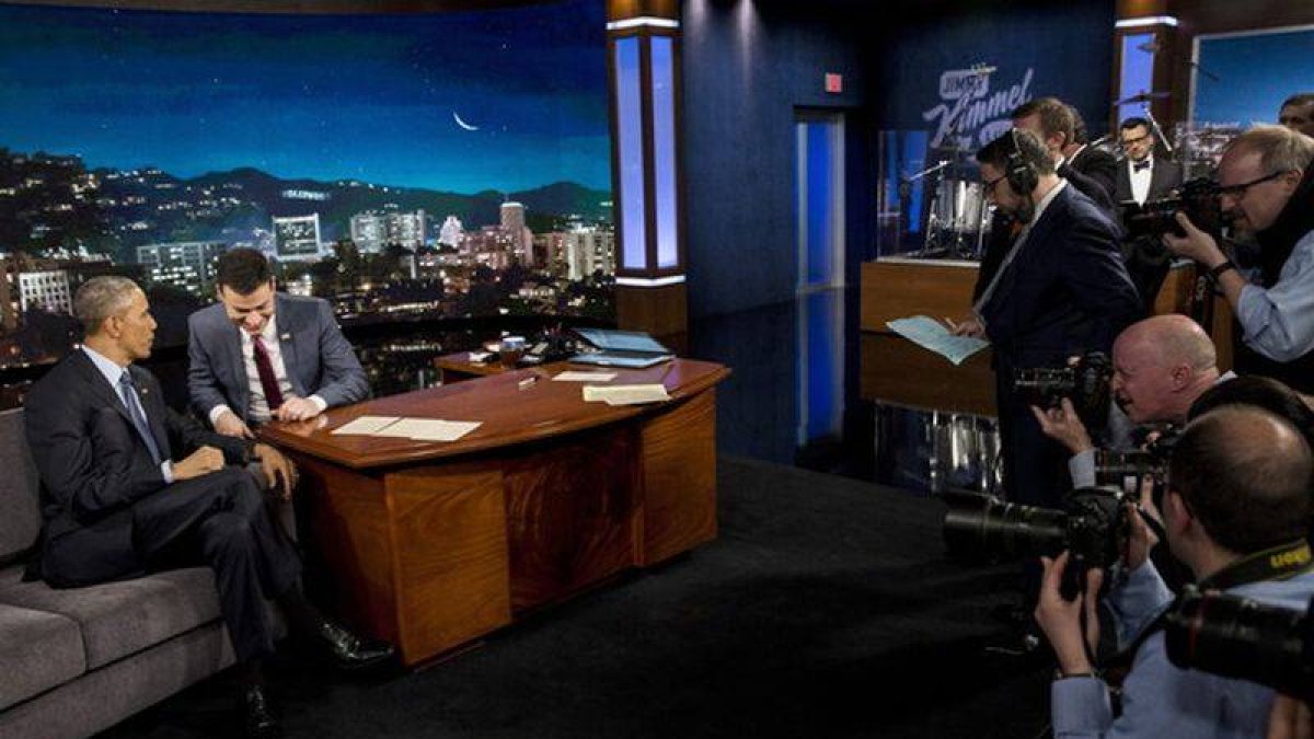 El presidente de los Estados Unidos Barack Obama habla con el presentador de televisión Jimmy Kimmel.-Foto: EFE