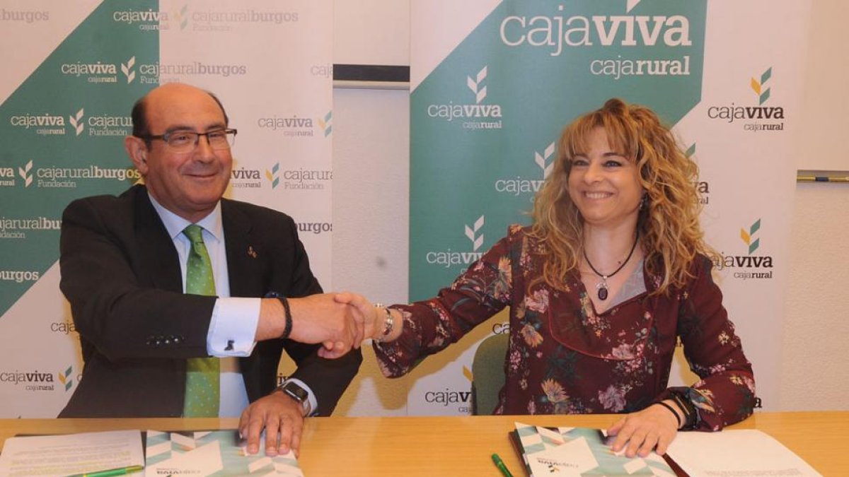 AgustínColino y Loreto Pérez sellan la renovacion del convenio.-ISRAEL L. MURILLO