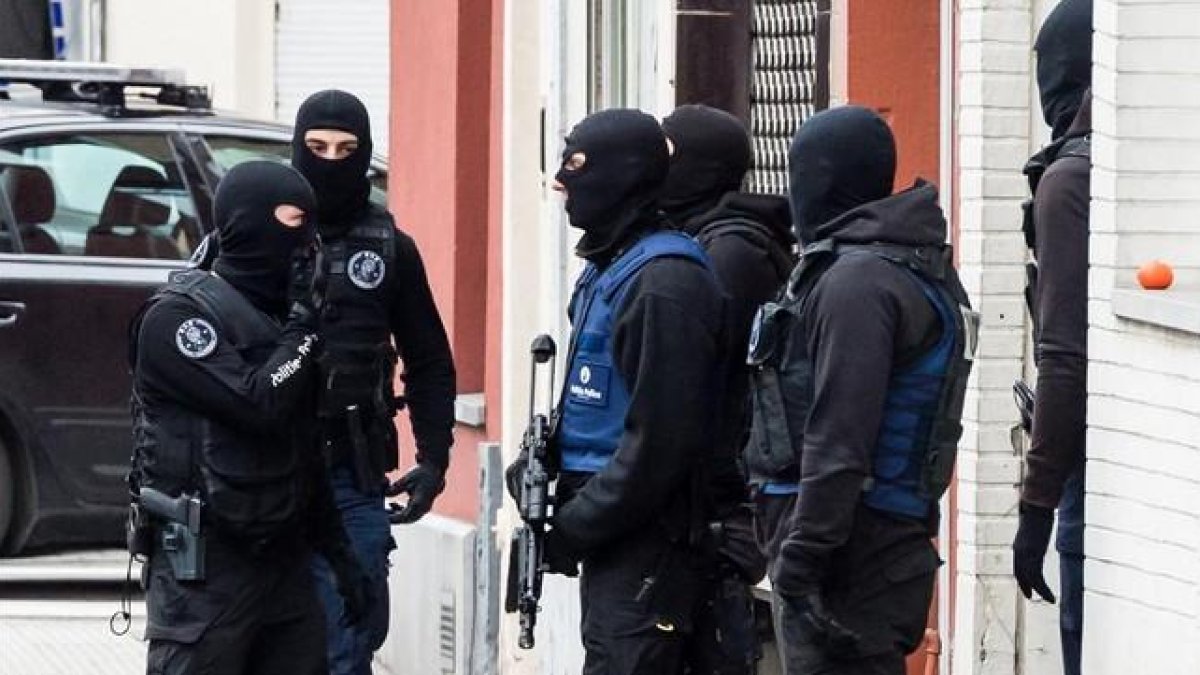 Policías belgas desplegados en una calle de Molenbeek, este lunes.-AP / GEERT VANDEN WIJNGAERT