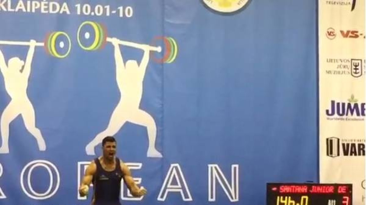 Captura de la celebración de Junior Santana tras conseguir el bronce, ayer, en Klaipeda.-ECB