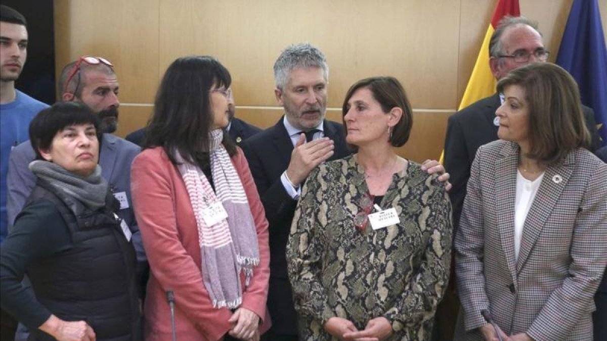 El Ministro de Interior Fernando Grande-Marlaska durante la foto de familia que se hizo junto a familiares y representantes de asociaciones de personas desaparecidas.-DAVID CASTRO