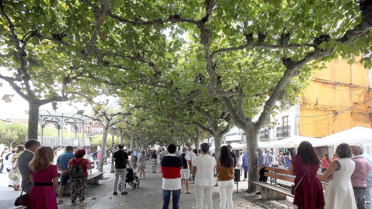 Vecinos y visitantes pudieron escuchar y cantar el himno por calles y al acordar los locales hacerlo sonar al dar las 14 horas en el reloj del Consistorio. G. G.