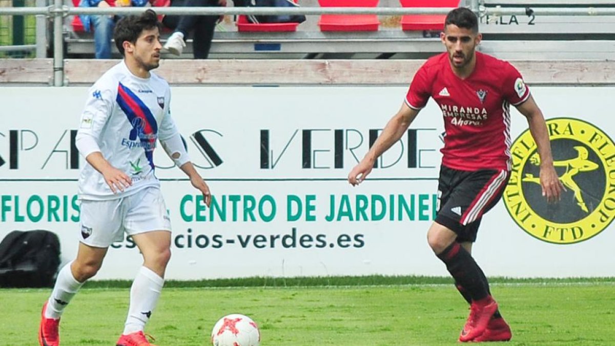 Jairo Izquierdo controla un balón en el choque del play-off de ascenso contra el Mirandés-Jose Esteban Egurrola
