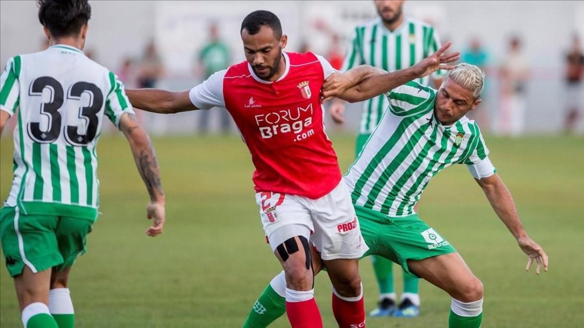 El jugador del Sporting de Braga Fransergio protege un balon ante Joaquin /-JULIAN PEREZ