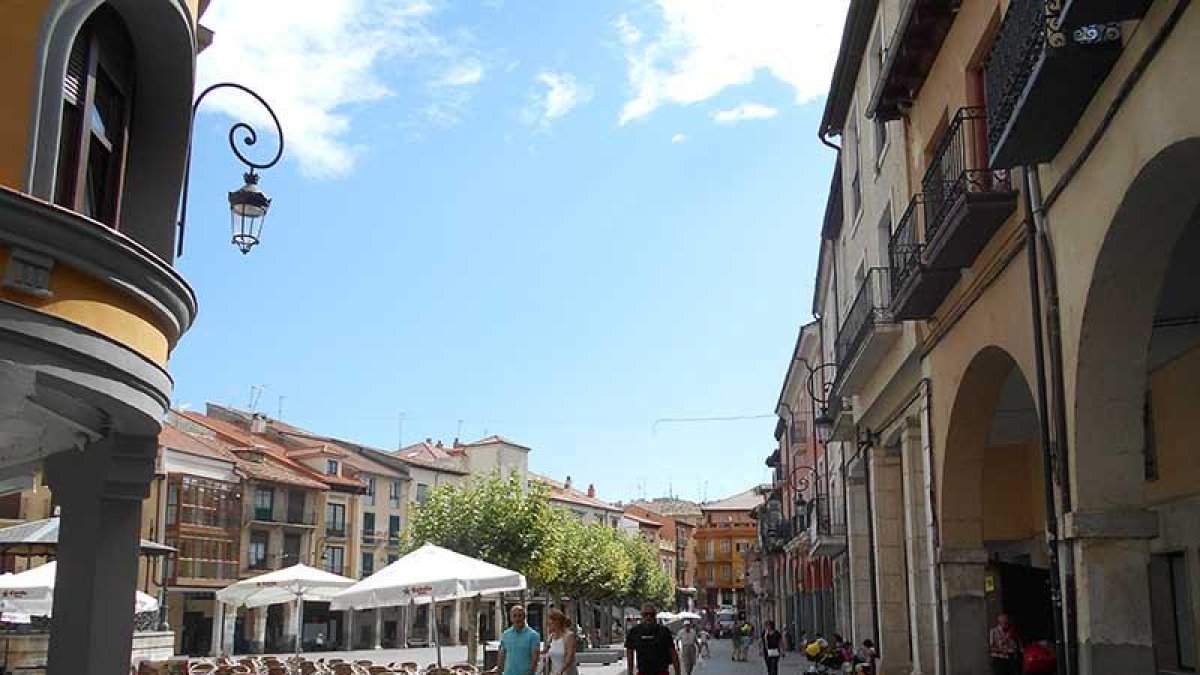 Los patinetes podrán pasar por la plaza pero no realizar saltos o acrobacias.-L. V.