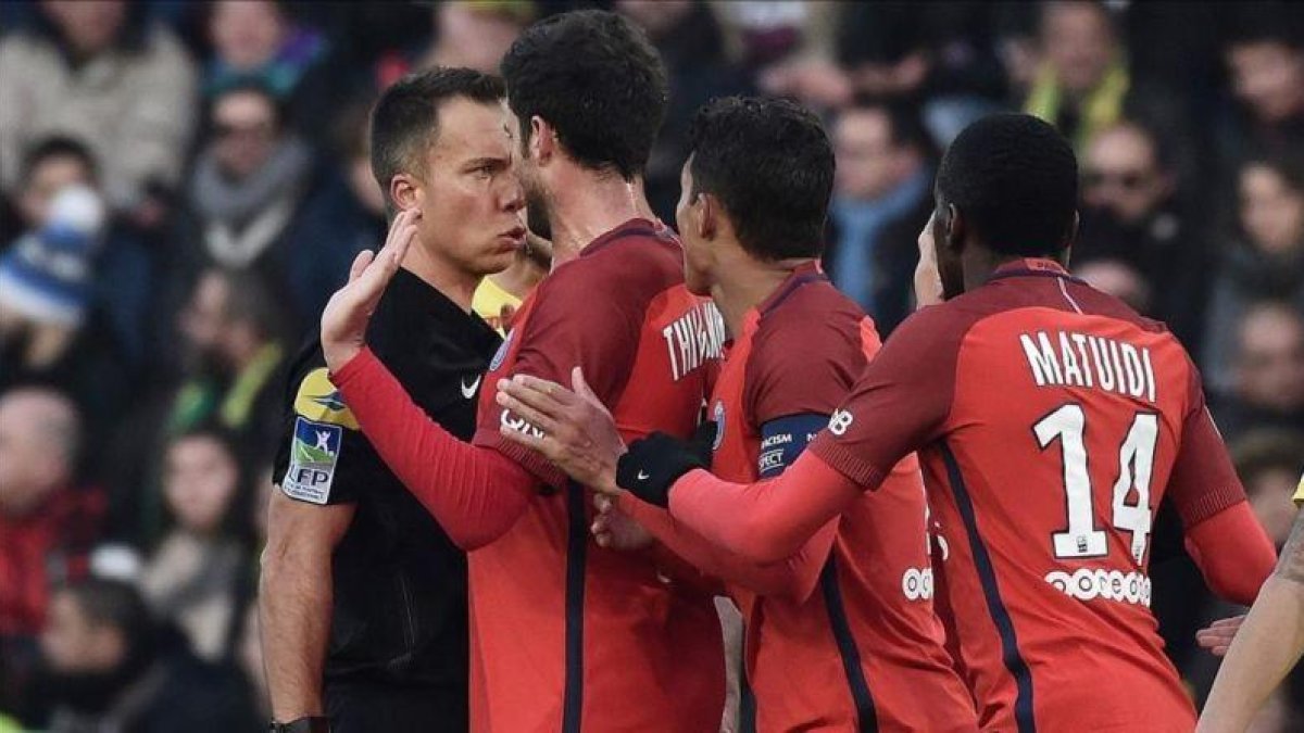 Thiago Motta cara a cara con el árbitro.-AFP / JEAN-SEBASTIEN EVRARD