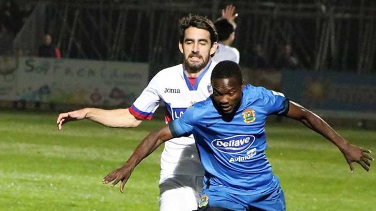 Yaw Annor en acción con la camiseta del Fuenlabrada-CF FUENLABRADA