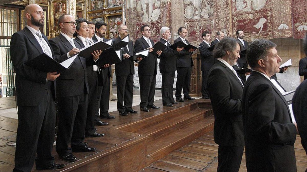 La iglesia del Monasterio de LasHuelgas enmarcó el concierto de Amancio Prada y el Coro de RTVE, en la imagen.-SANTI OTERO