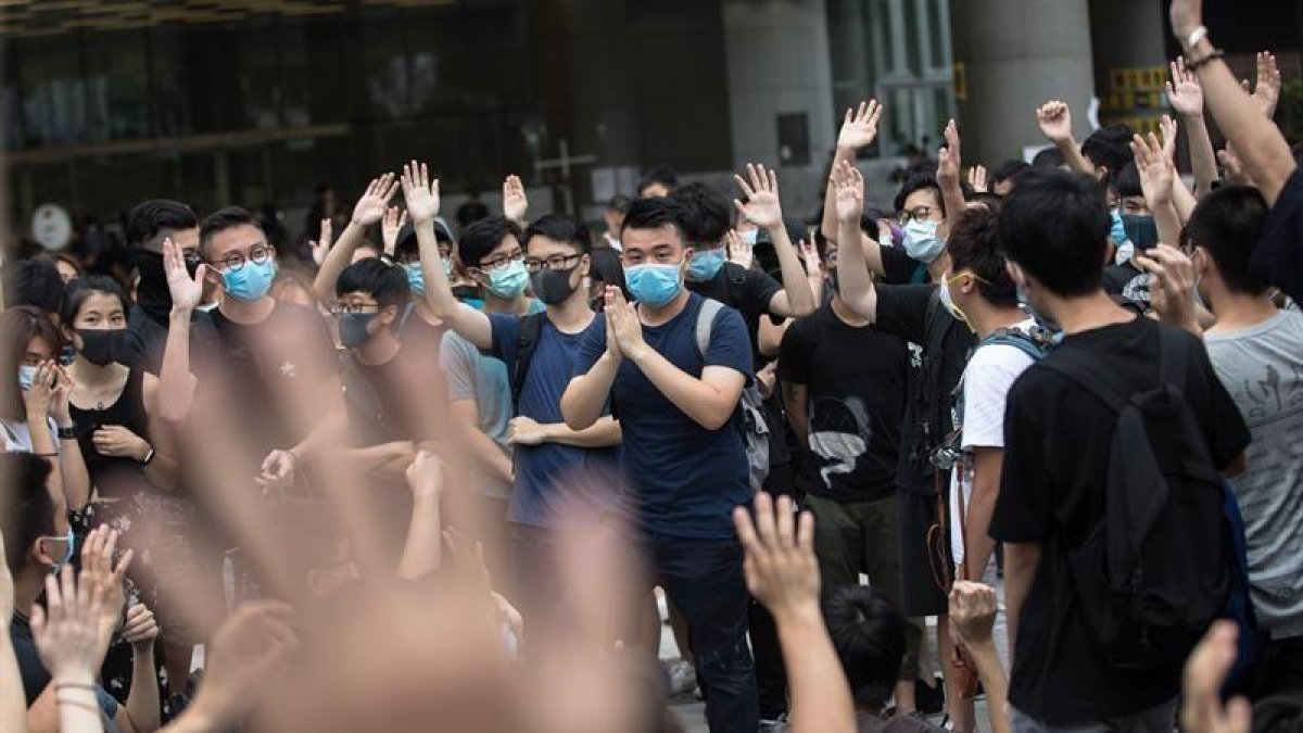Manifestantes votan ocupar el vestíbulo del edificio en Hong Kong (China) durante una protesta en contra del proyecto de ley de extradición en Hong Kong (China), este lunes.-JEROME FAVRE (EFE)