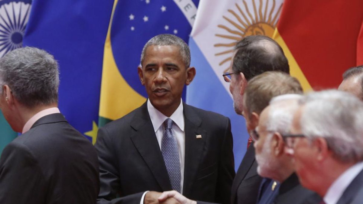 Momento del saludo de Obama y Rajoy en la foto de familia de la cumbre del G-20.-EFE
