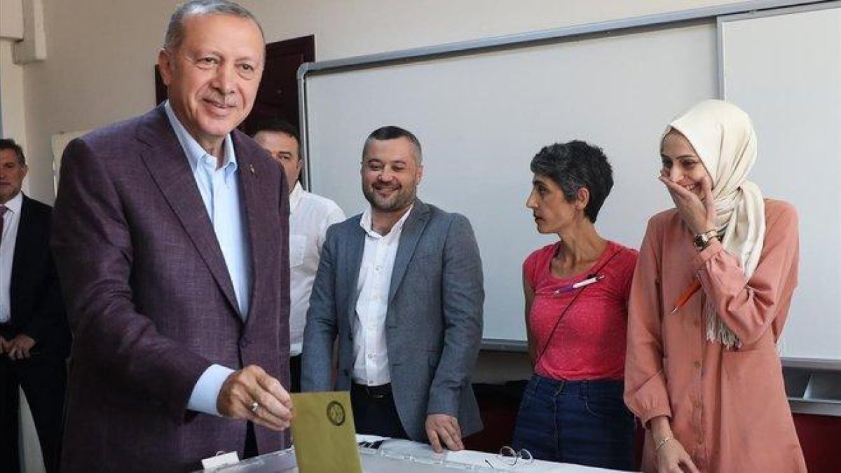 Erdogan hoy al votar en un colegio electoral en Estambul.-ADEM ALTAN
