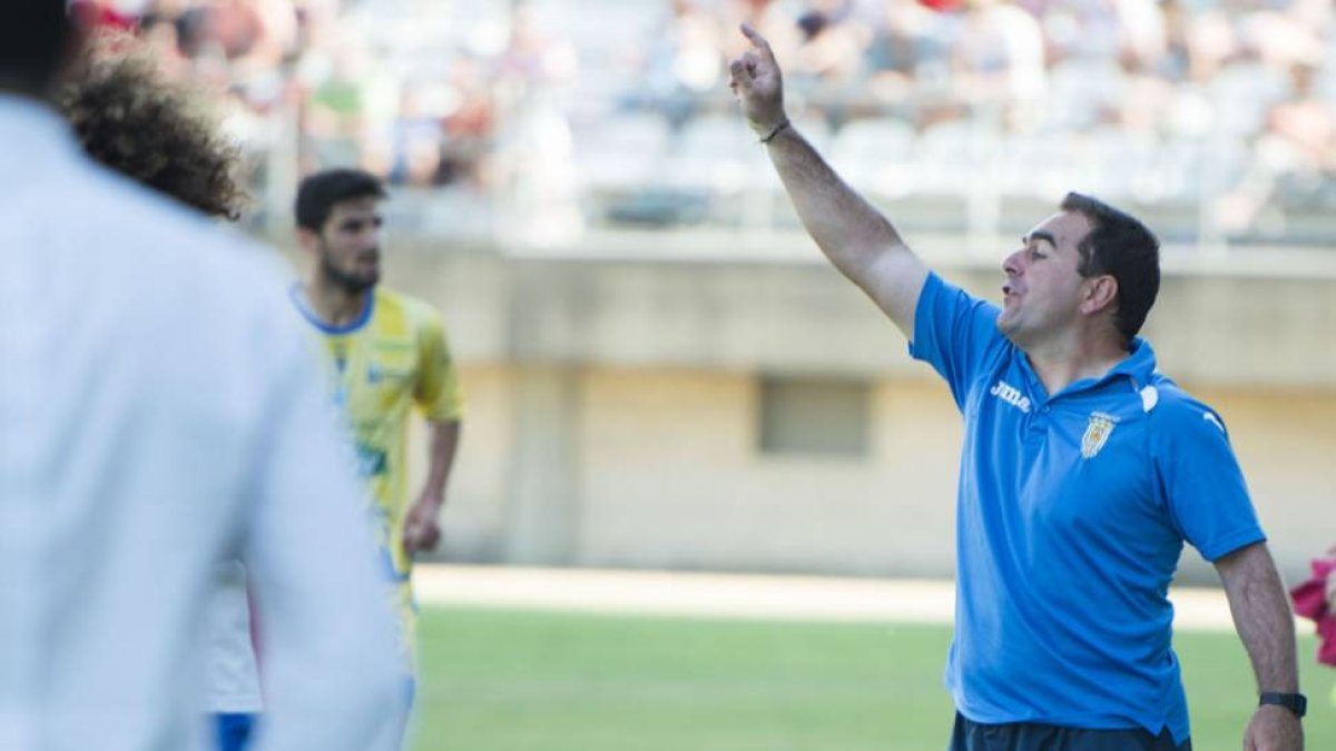 Javier Bermúdez corrige a sus jugadores en el último partido frente al Algeciras.-DANIEL GIL