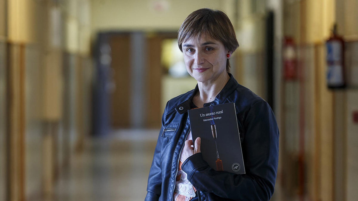 La escritora Mercedes Rodrigo, en un pasillo del instituto Pintor Luis Sáez, donde es profesora de Lengua y Literatura. SANTI OTERO