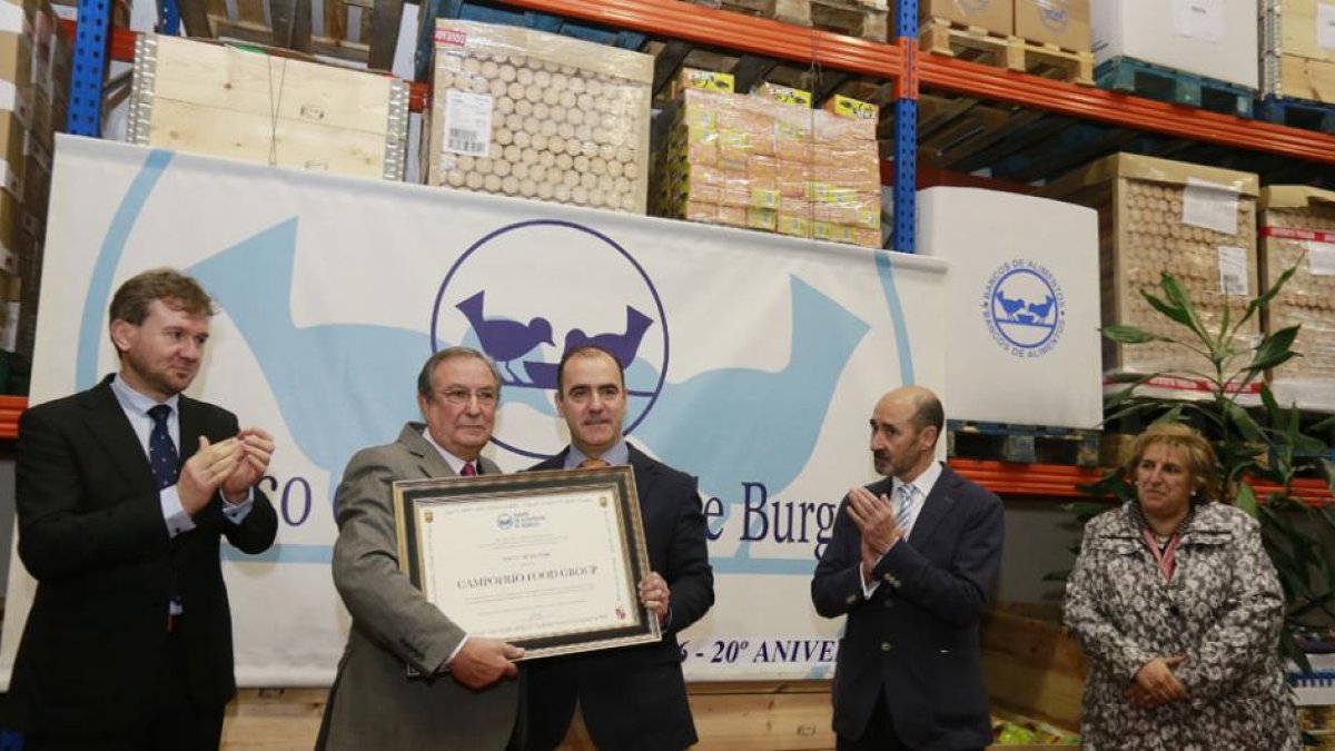 El director deRecursos Humanos, EduardoMiguel Orense, recibe de manos de José LuisHerrero el reconocimiento.-RAÚL G. OCHOA
