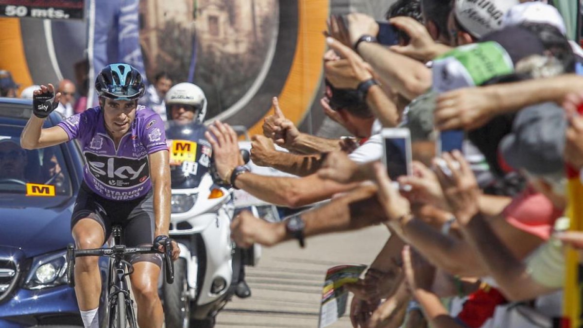 Mikel Landa saluda a la afición en los últimos metros de la etapa.-SANTI OTERO