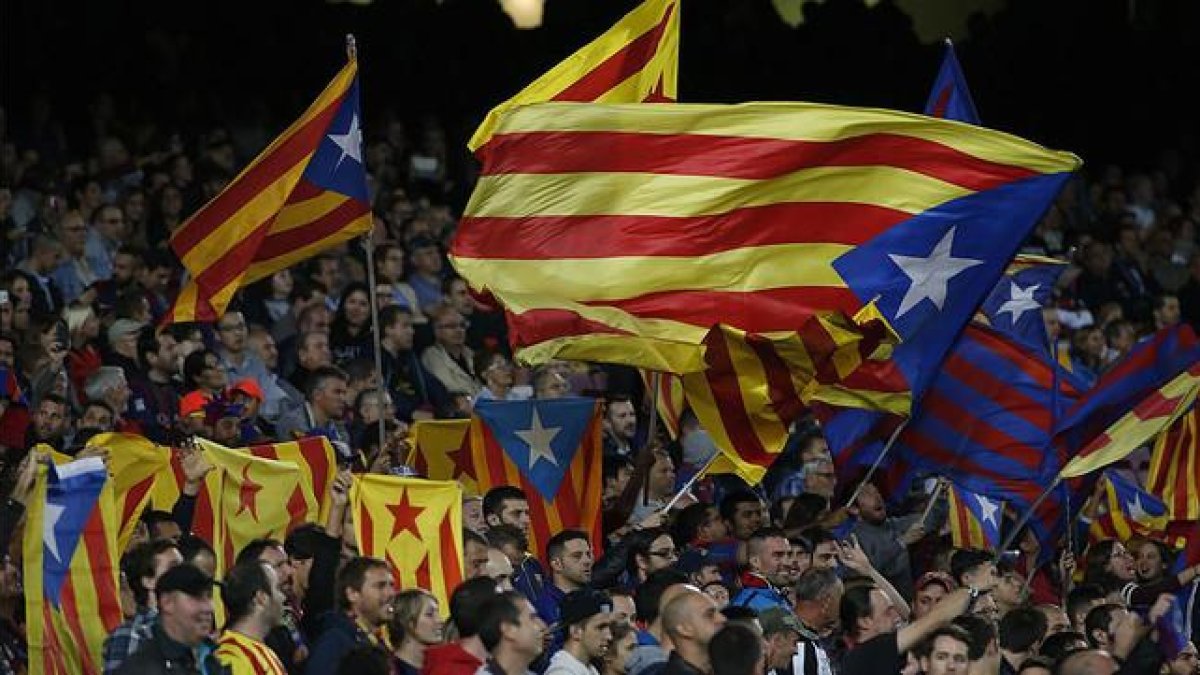 'Estelades' en las gradas del Camp Nou, durante el Barça-Leverkusen disputado el pasado 29 de septiembre-VALENTÍ ENRICH