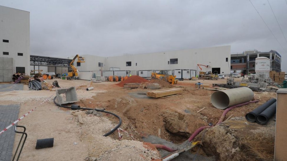 Una zona en obras de la nueva fábrica.-ISRAEL L. MURILLO