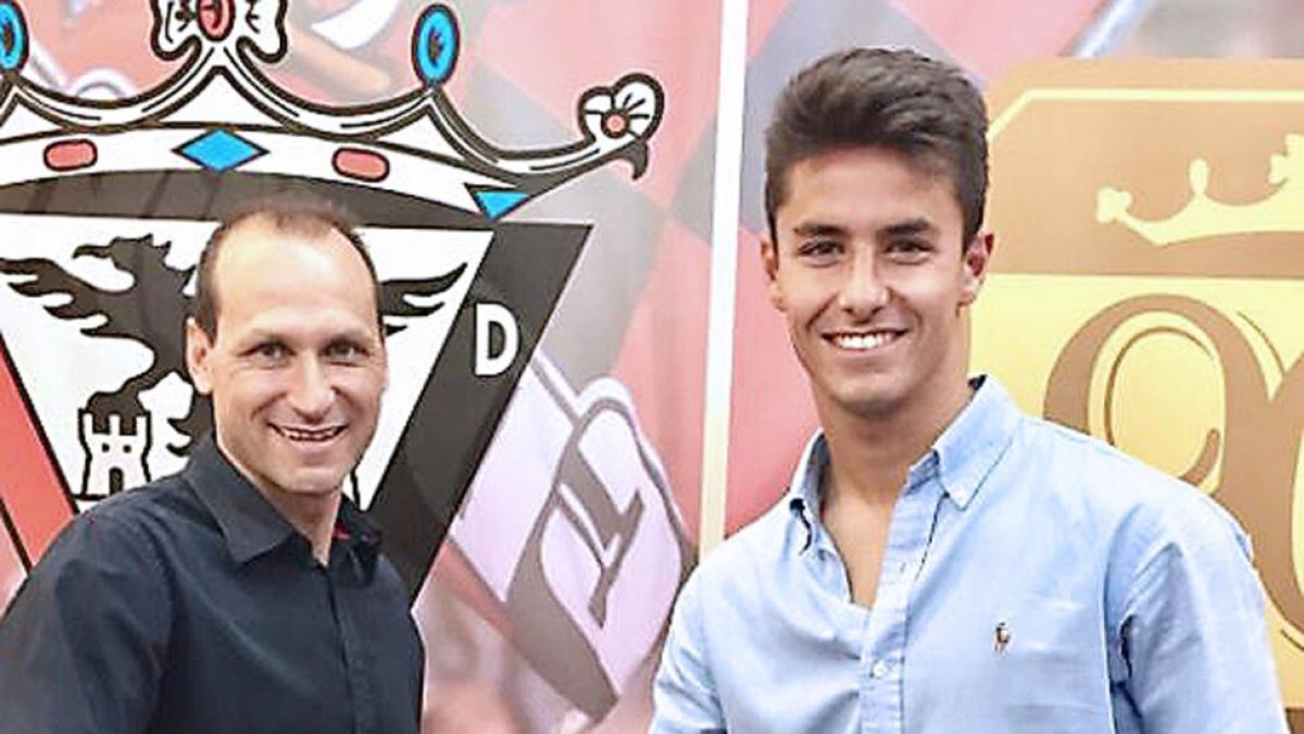 Jaime Santos estrecha la mano del director deportivo-ECB