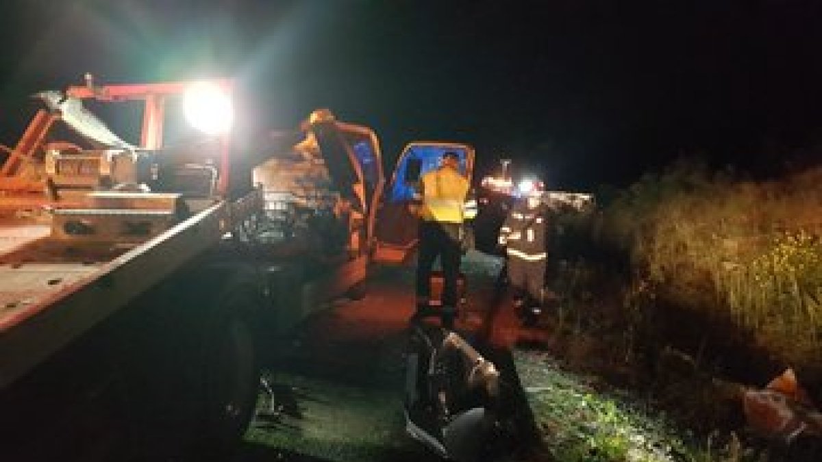 Los servicios de emergencia intervienen en el lugar del accidente. BOMBEROS DE BURGOS