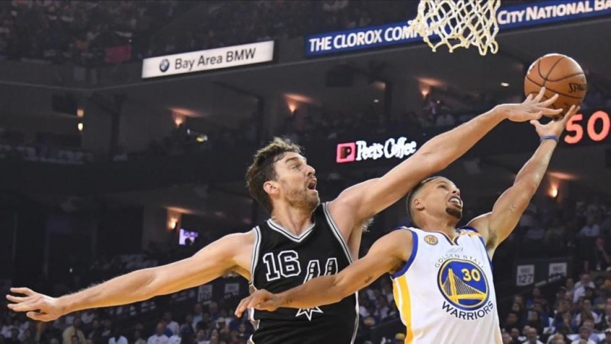 Pau Gasol intercepta con un tapón un intento de penetración de Stephen Curry en el partido Golden State Warriors-San Antonio Spurs que abría la nueva temporada de la NBA.-KYLE TERADA