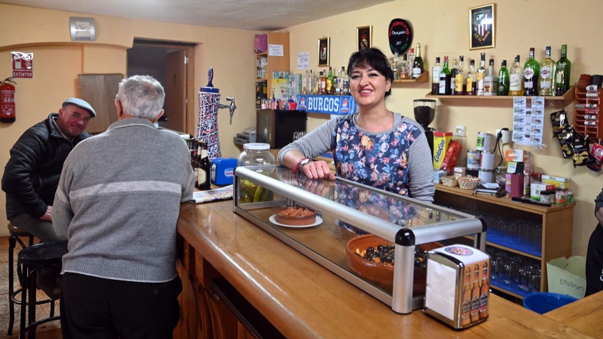Marta Delgado tras la barra del bar de Padilla de Abajo. ICAL
