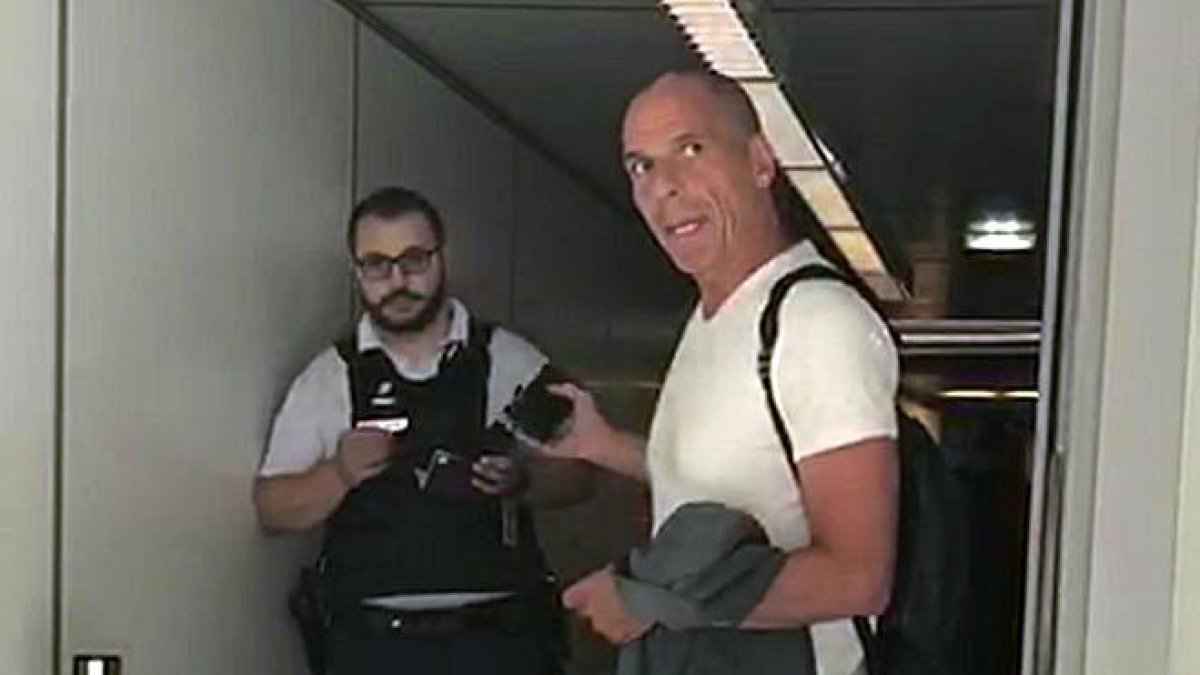 Yanis Varoufakis en el aeropuerto Charles de Gaulle de Paris.-EL PERIÓDICO