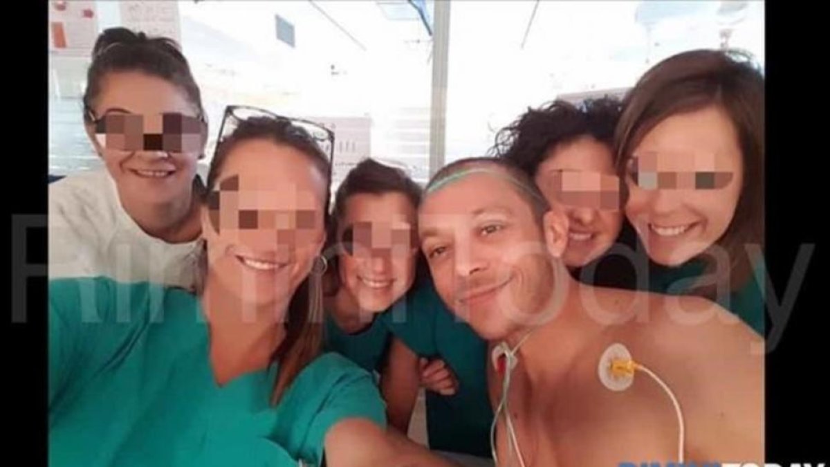 Este es el selfie de Rossi con fans suyos en el hospital de Rimini, publicado por 'Rimini Today'.-RIMINI TODAY