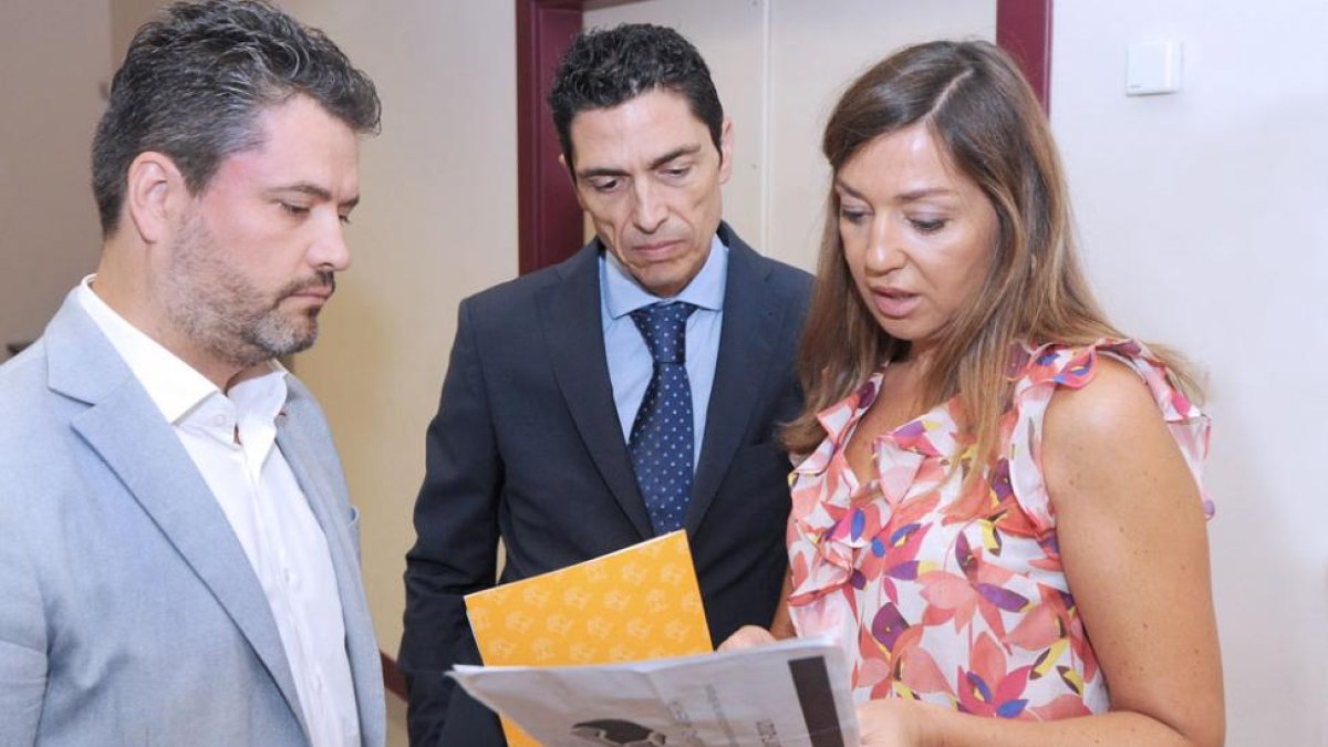 Jorge Villaverde, Fernando de Santiago y Carolina Blasco durante la firma de ayer.-ISRAEL L. MURILLO