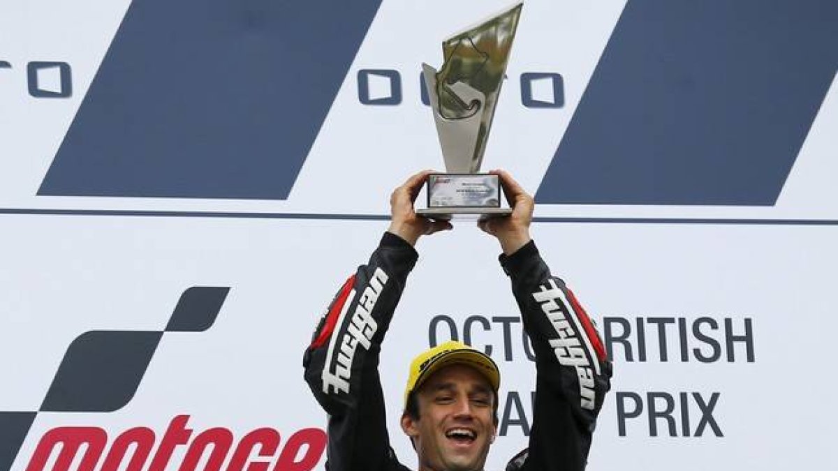 Johann Zarco celebra su victoria en Moto2 en el podio de Slilverston, este domingo.-REUTERS