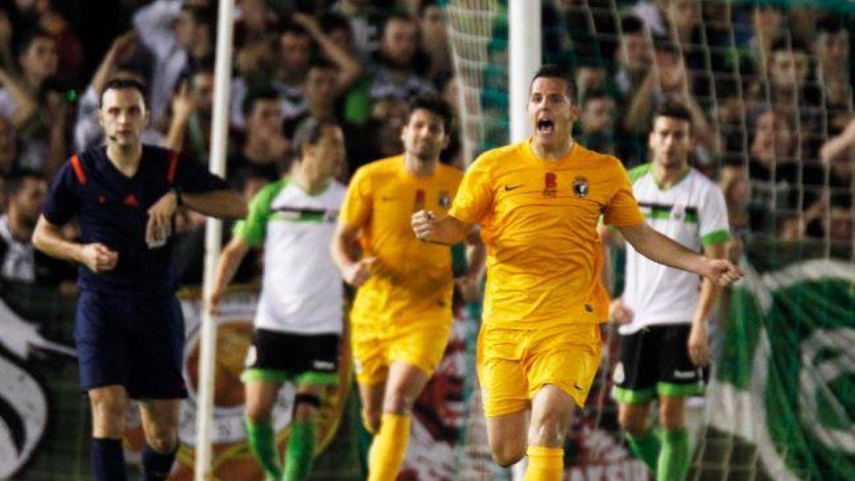 José Manuel Pérez celebra el gol que el Burgos consiguió en El Sardinero.-DAVID BUSTAMANTE
