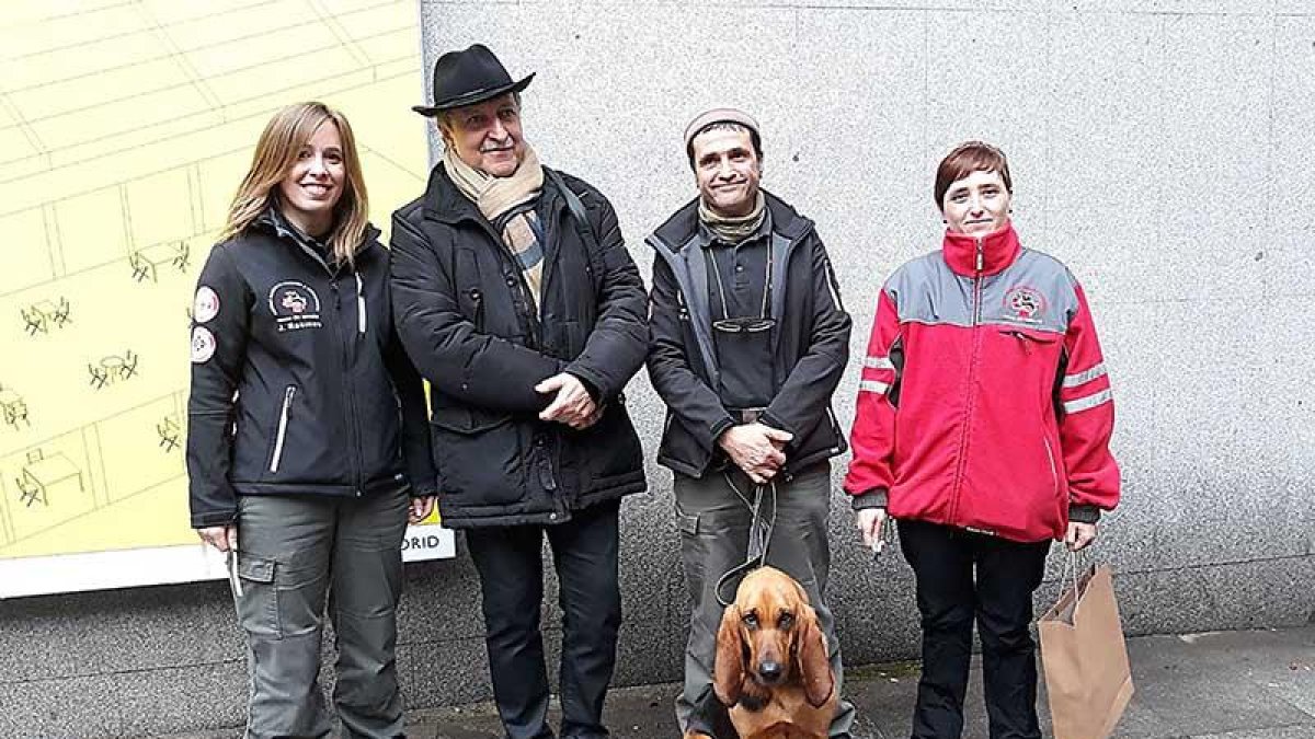 Judith, Valeriano y Mónica, de la Unidad Canina UCAS de Arrate, con Paco Lobatón, ayer, en Madrid.-UCAS