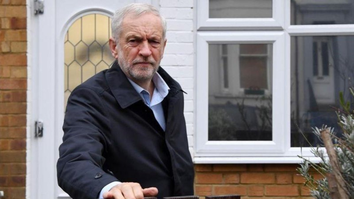 Jeremy Corbyn abandona su residencia.-EFE / ANDY RAIN