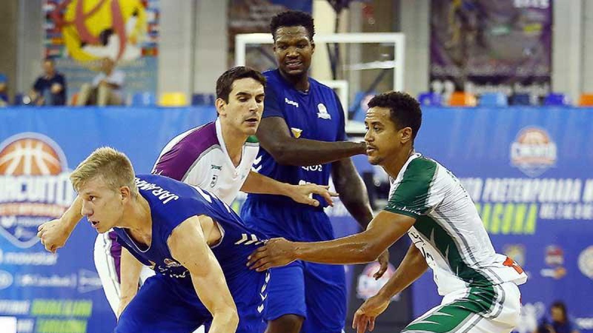Jaramaz escapa de la presión de Suárez yRoberts en el partido de pretemporada frente a Unicaja.-ACB PHOTO / E. COBOS