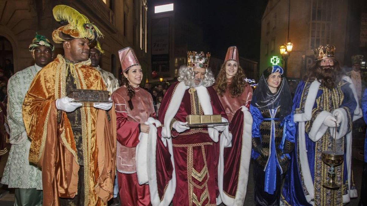 Miles de burgaleses se acercaron a saludar asus Majestades.-SANTI OTERO