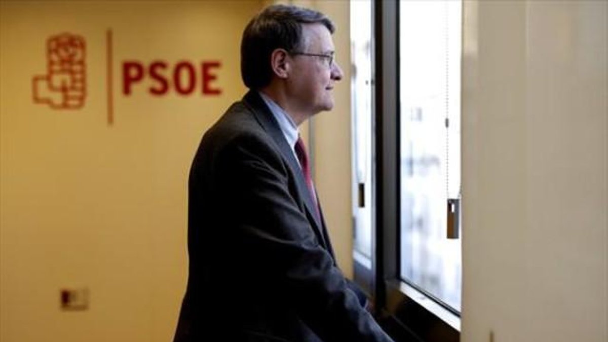 El exministro Jordi Sevilla, en la sede del PSOE en Madrid, durante una entrevista.-JOSÉ LUIS ROCA