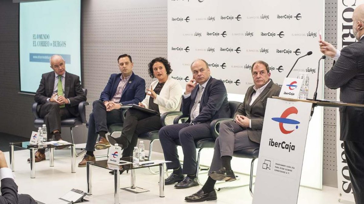 Carlos Bergera (Iberdrola), Daniel de la Rosa (alcalde de Burgos), Blanca Moral (ITCL) Jaime Armengol (Ibercaja) y Luis Leal (Antolín), durante el debate del Foro.-ISRAEL L. MURILLO