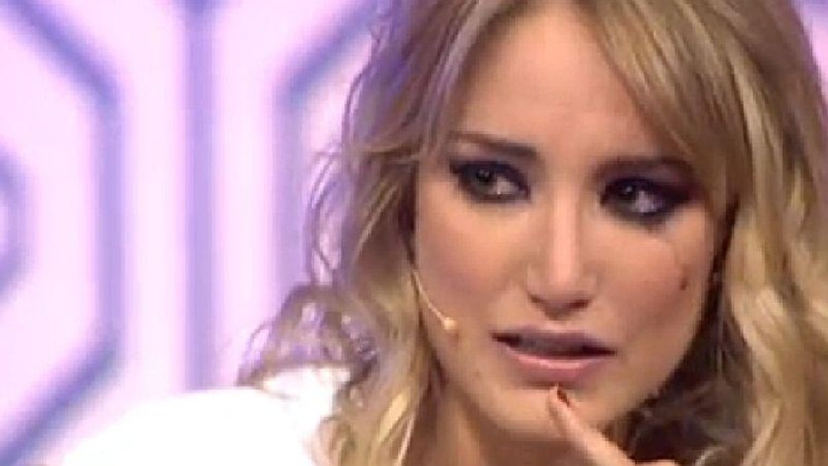 Alba Carrillo llora desconsoladamente en 'Hable con ellas'.-TELECINCO
