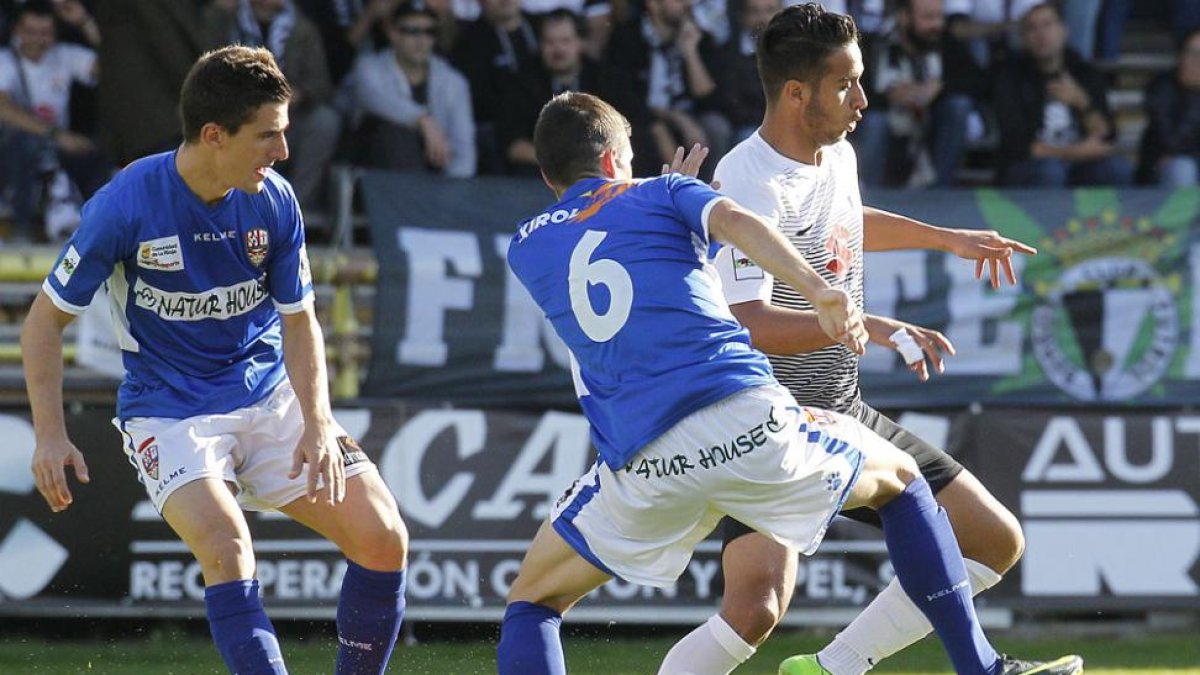 Youssef forcejea con un defensor del UD Logroñés en el partido del pasado fin de semana en El Plantío-Santi Otero