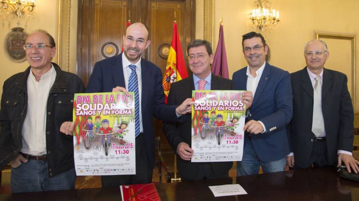 Fuentes y Rico (centro) tras la firma del convenio ayer en la Institución Provincial.-R. ORDÓÑEZ
