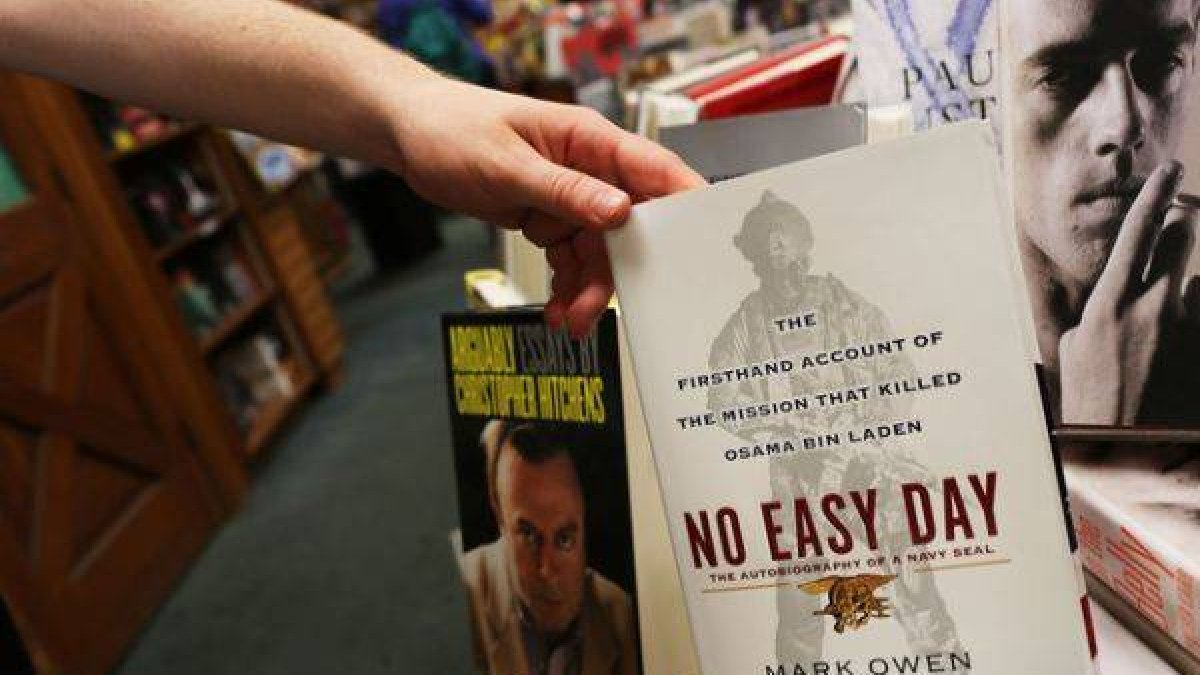 El libro 'No Easy Day', escrito por el Navy SEAL Matt Bissonnette, sobre la operación que acabó con la vida de Bin Laden.-Foto: AFP / SPENCER PLATT